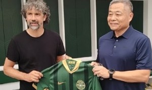 开云体育在线-托马西造访浙江足球俱乐部，或者浙江队球衣