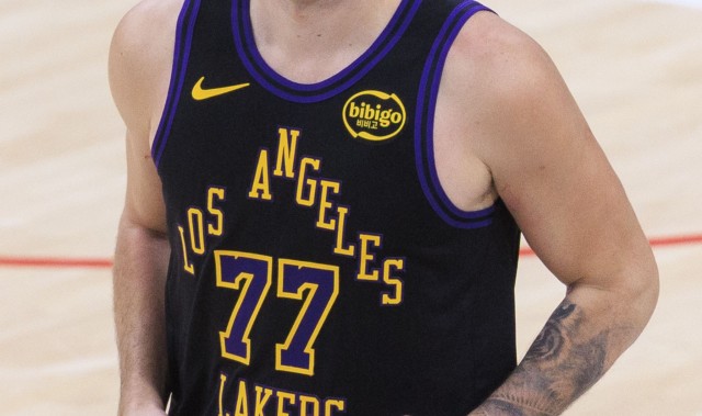 开云直播-我咋不信？东契奇：我青少年时候玩过胯下扣篮 有视频为证