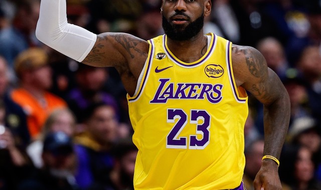 开云直播-徐静雨：詹姆斯是湖人的优秀防守球员 他的防守发挥远胜于东契奇