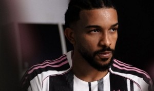 赛事服务-尤文发布新赛季主场球衣：经典黑白配色，粉色队徽+肩膀条纹