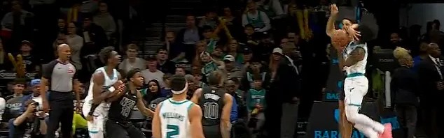 kaiyun体育-米诺特防守下压直接打到怀特面部，裁判回看吹罚一级恶意