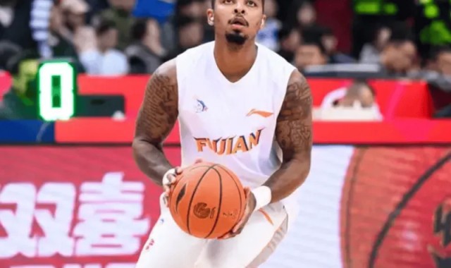 赛事服务-皮特森福建首秀全场20中4，三分11中2得到14分3篮板5助攻