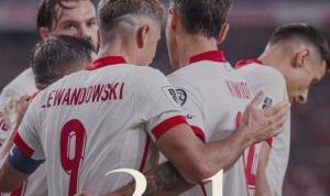 开云体育在线-波兰前主帅撤莱万队长+输芬兰后下课，莱万回归后平荷兰+复仇芬兰