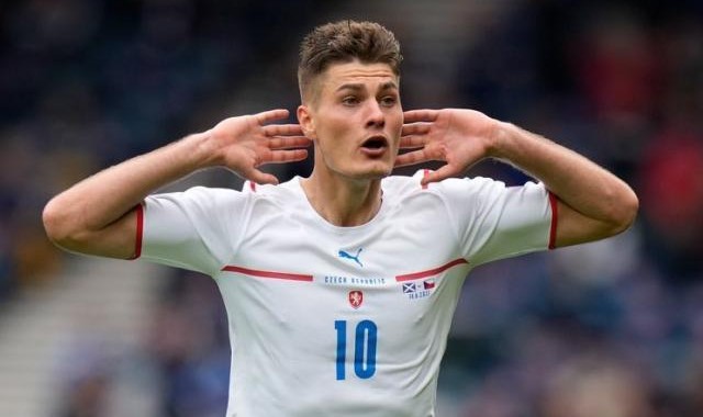 【史话】媲美小贝小罗！希克超远程吊门勾起传世回忆